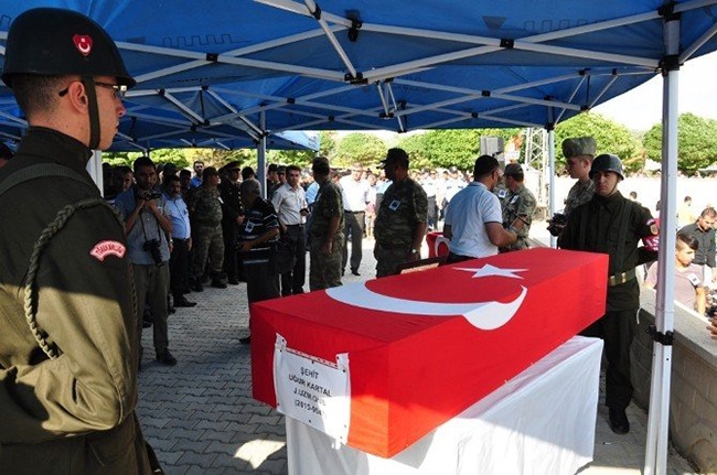 Kahramanmaraşlı şehit gözyaşları arasında toprağa verildi 10