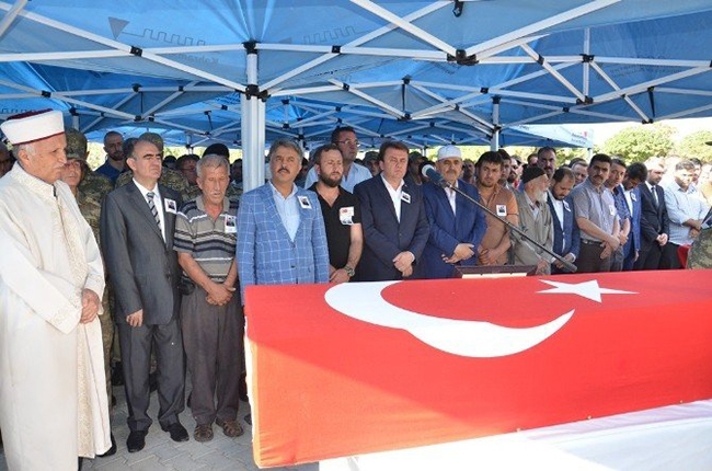 Kahramanmaraşlı şehit gözyaşları arasında toprağa verildi 3