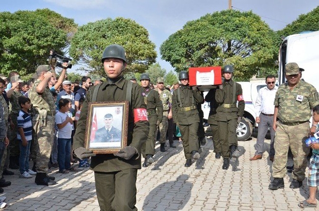 Kahramanmaraşlı şehit gözyaşları arasında toprağa verildi 7