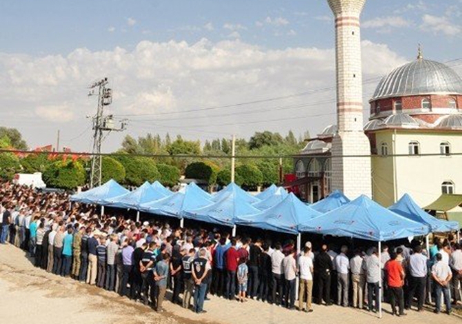 Kahramanmaraşlı şehit gözyaşları arasında toprağa verildi 8