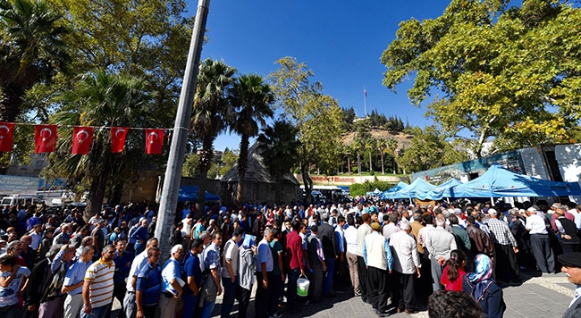 Kahramanmaraş'ta 10 bin kişiye aşure ikramı 13