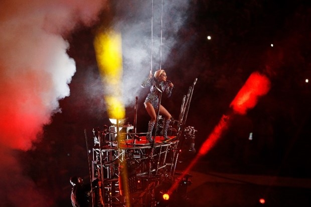 Lady Gaga'nın sahne şovunun arkasından teknoloji devi çıktı 3
