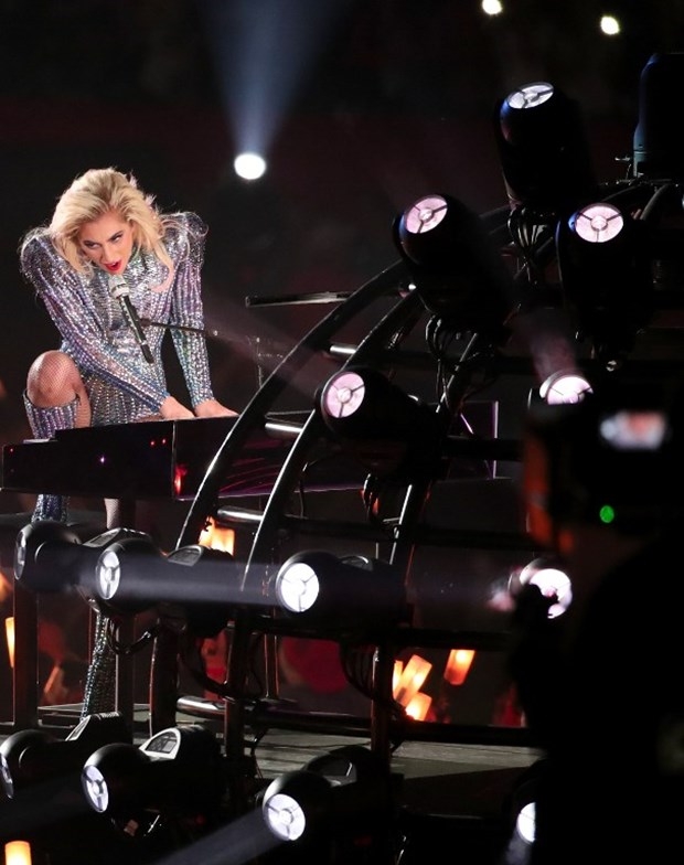 Lady Gaga'nın sahne şovunun arkasından teknoloji devi çıktı 5