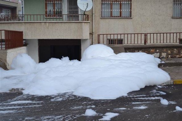 Niğde'de nedeni bilinmeyen esrarengiz köpük ızgaralardan taştı 1