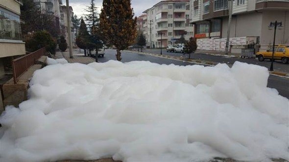 Niğde'de nedeni bilinmeyen esrarengiz köpük ızgaralardan taştı 2