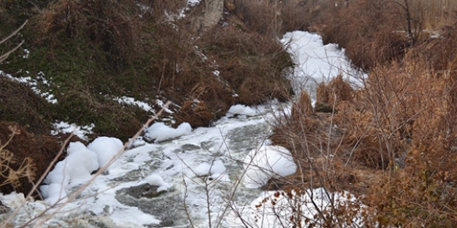 Niğde'de nedeni bilinmeyen esrarengiz köpük ızgaralardan taştı 3