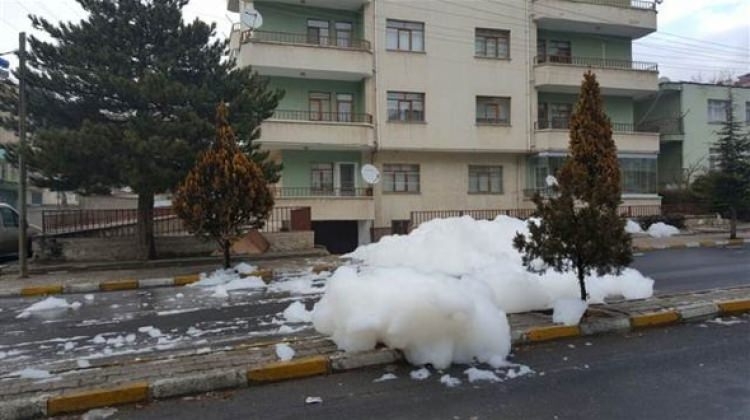 Niğde'de nedeni bilinmeyen esrarengiz köpük ızgaralardan taştı 4