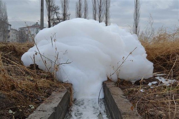 Niğde'de nedeni bilinmeyen esrarengiz köpük ızgaralardan taştı 5