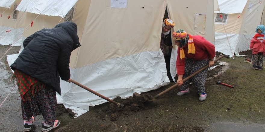 Deprem bölgesinde yağış başladı