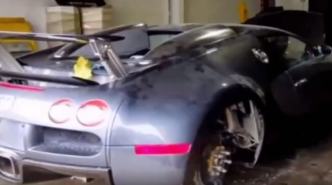 Dubaide ''Hurda'' Olan Ve ''Terk Edilen'' Yüksek Model Arabalar 1