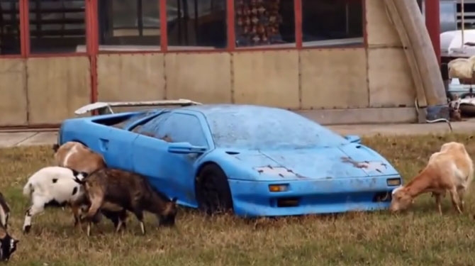 Dubaide ''Hurda'' Olan Ve ''Terk Edilen'' Yüksek Model Arabalar 17