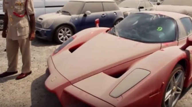 Dubaide ''Hurda'' Olan Ve ''Terk Edilen'' Yüksek Model Arabalar 6