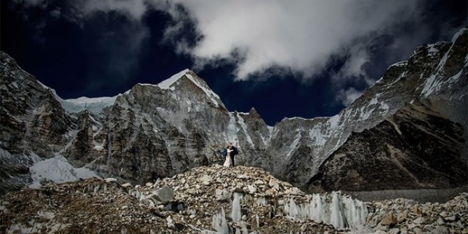 EVEREST'İN TEPESİNDE EVLENDİLER