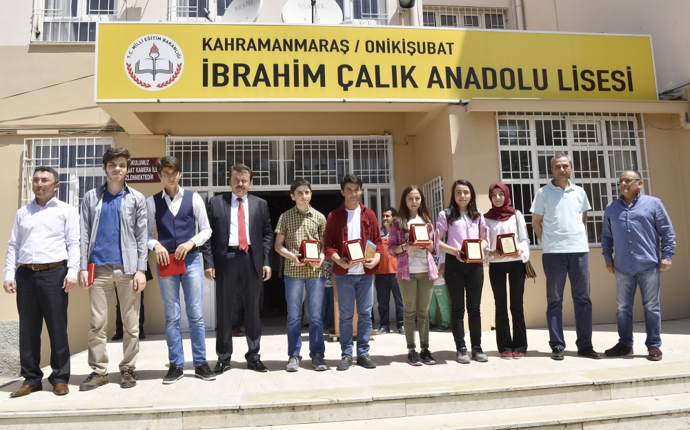 BAŞKAN ERKOÇ KARNE DAĞITTI 2