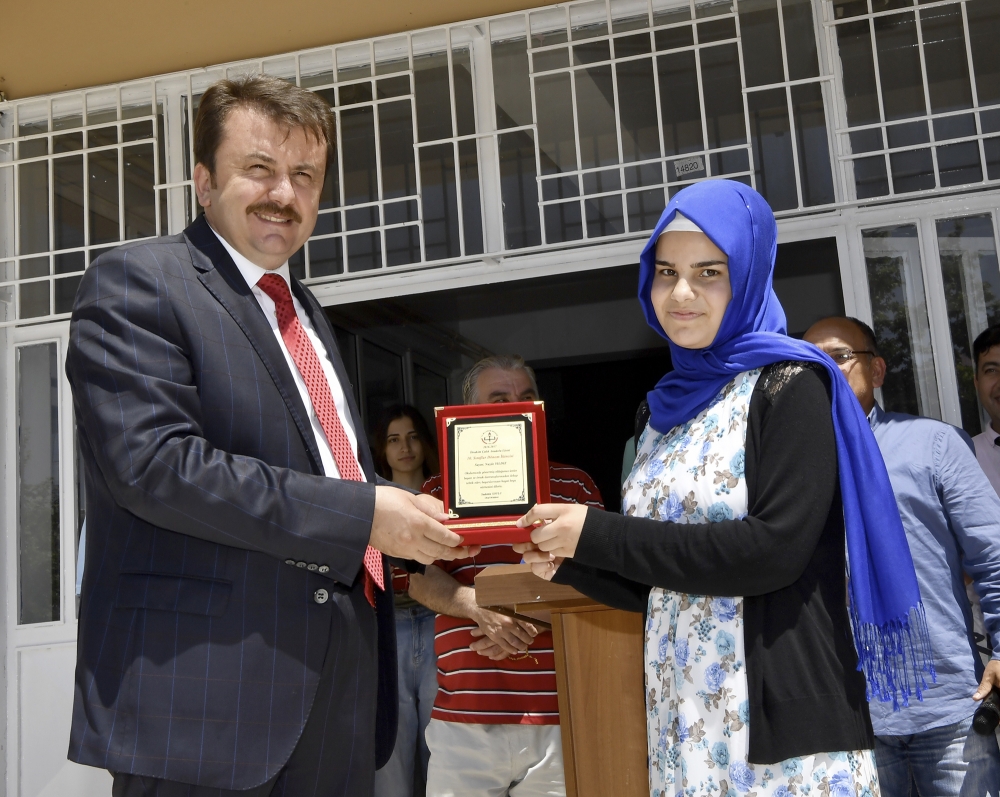 BAŞKAN ERKOÇ KARNE DAĞITTI 3