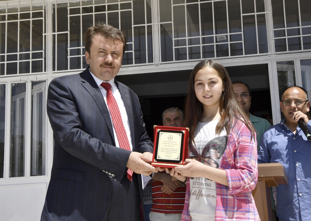 BAŞKAN ERKOÇ KARNE DAĞITTI 8