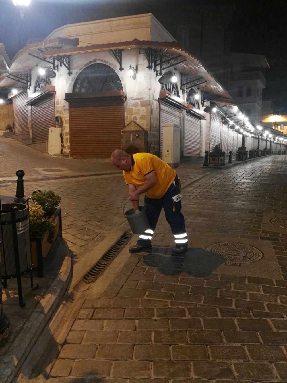 BÜYÜKŞEHİR’DEN ÇARŞILARDA İLAÇLAMA 1