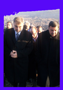 Bakan Taner Yıldız Göçen alanda inceleme yaparken 1