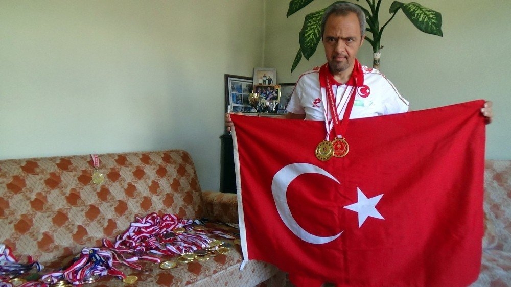 51 YAŞINDAKİ DOWN SENDROMLU YÜZÜCÜNÜN 51 MADALYASI VAR 1