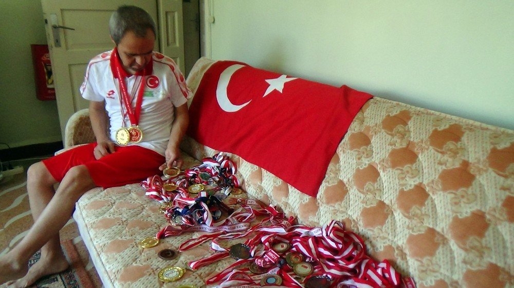 51 YAŞINDAKİ DOWN SENDROMLU YÜZÜCÜNÜN 51 MADALYASI VAR 2