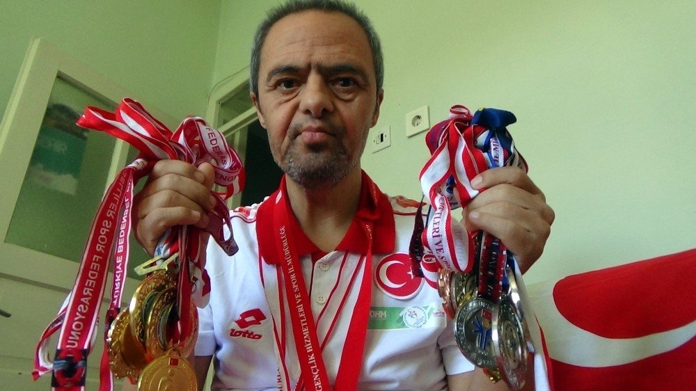 51 YAŞINDAKİ DOWN SENDROMLU YÜZÜCÜNÜN 51 MADALYASI VAR 3