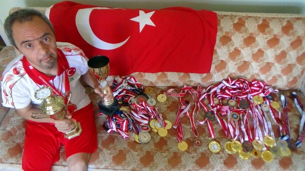 51 YAŞINDAKİ DOWN SENDROMLU YÜZÜCÜNÜN 51 MADALYASI VAR 4