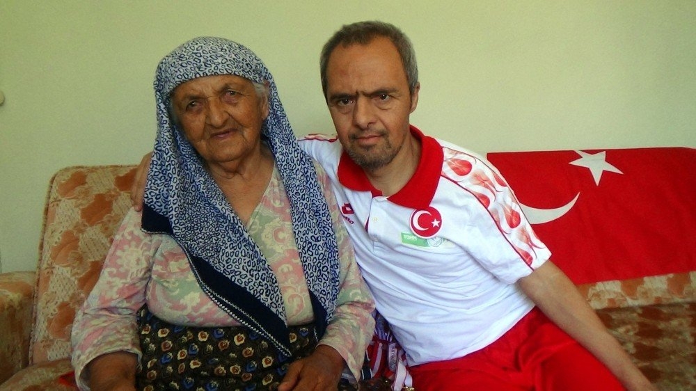 51 YAŞINDAKİ DOWN SENDROMLU YÜZÜCÜNÜN 51 MADALYASI VAR 5