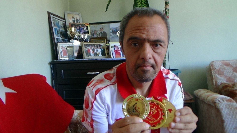 51 YAŞINDAKİ DOWN SENDROMLU YÜZÜCÜNÜN 51 MADALYASI VAR 6