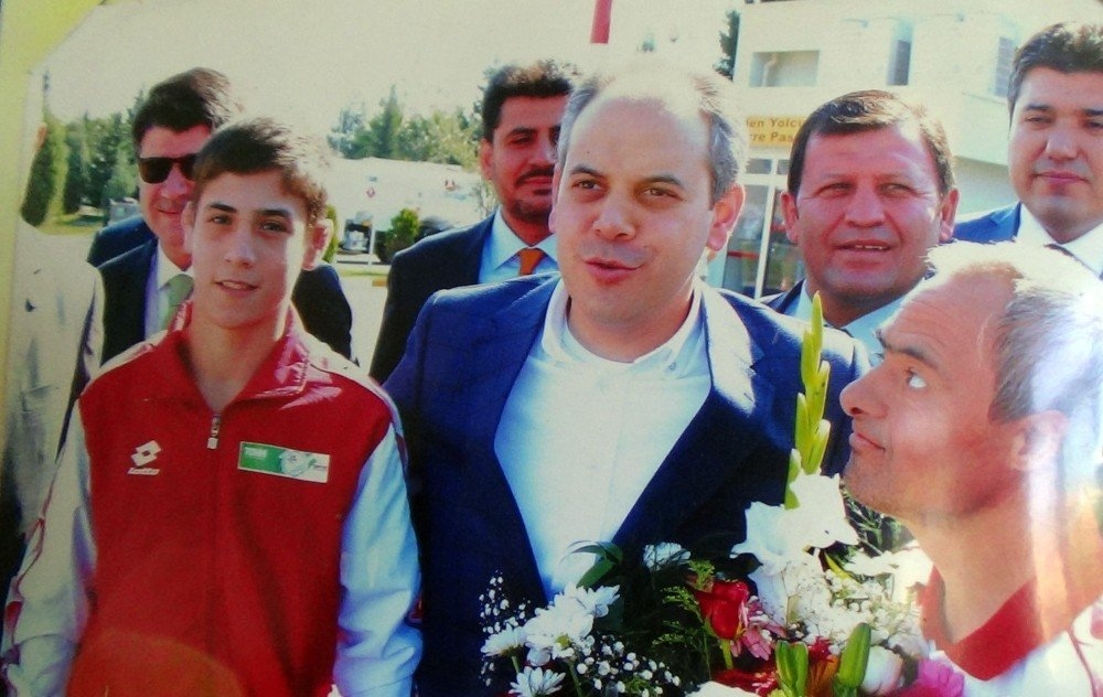 51 YAŞINDAKİ DOWN SENDROMLU YÜZÜCÜNÜN 51 MADALYASI VAR 8