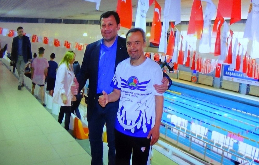 51 YAŞINDAKİ DOWN SENDROMLU YÜZÜCÜNÜN 51 MADALYASI VAR 9