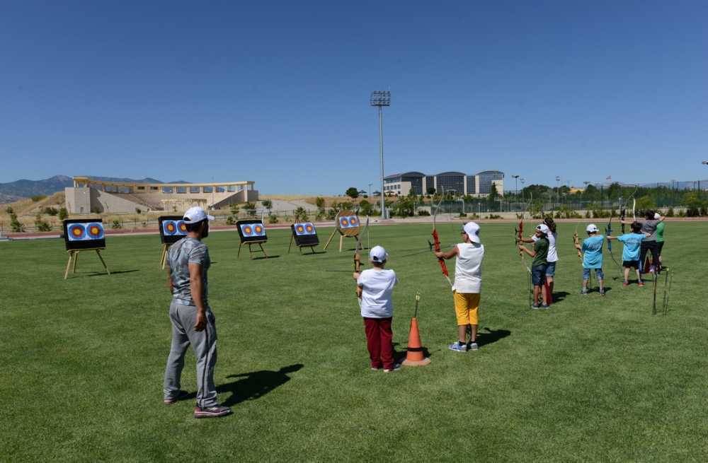 15 TEMMUZ ŞEHİTLERİ ANISINA OKÇULUK YARIŞMASI DÜZENLENDİ 4