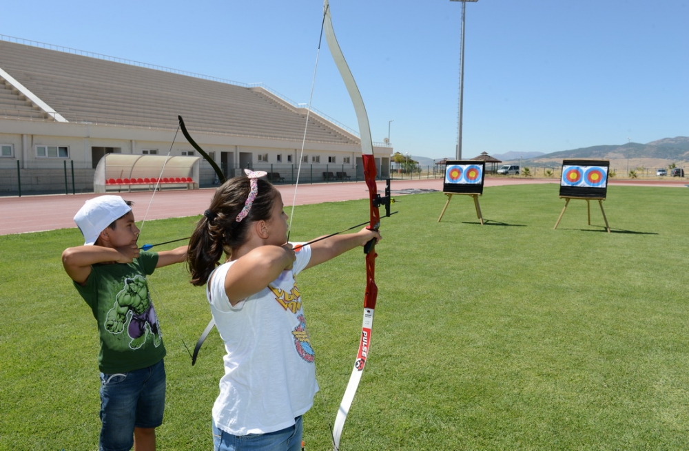 15 TEMMUZ ŞEHİTLERİ ANISINA OKÇULUK YARIŞMASI DÜZENLENDİ 5