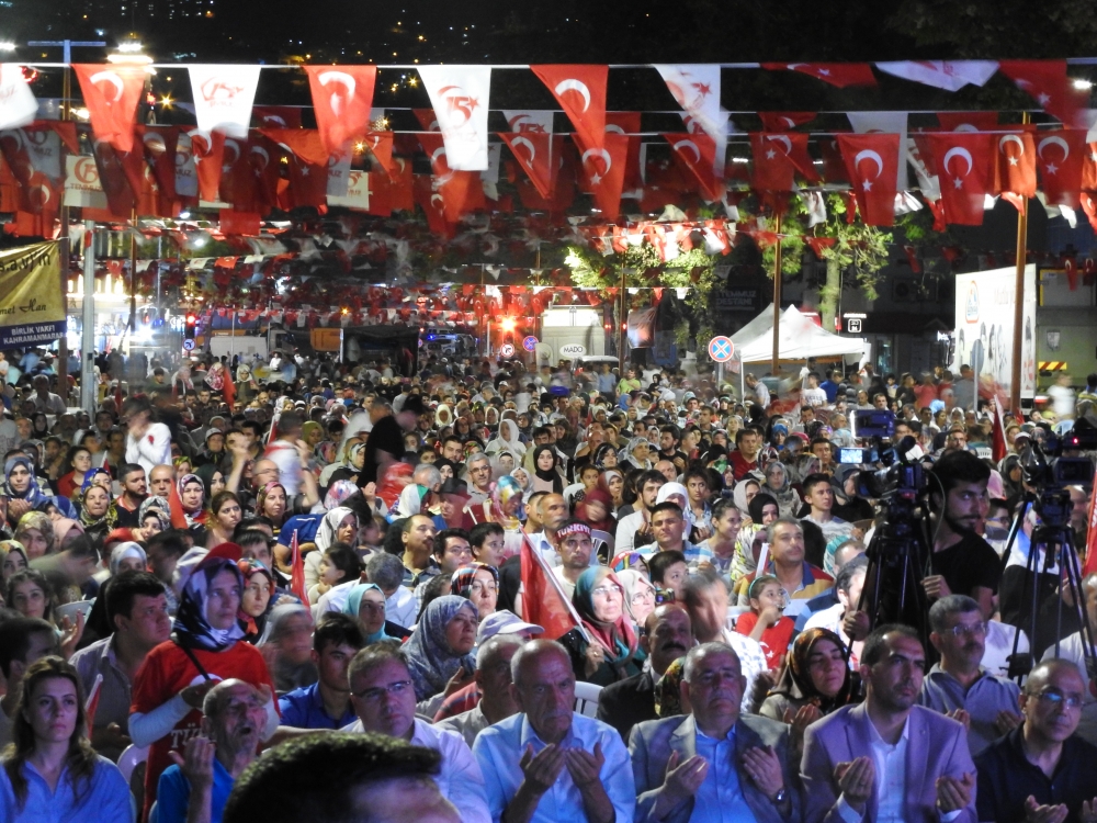 KAHRAMANMARAŞ’TA DEMOKRASİ NÖBETİ SONA ERDİ 13