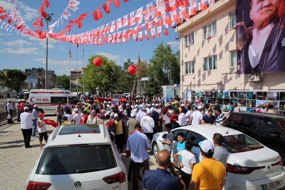 YEMLİHALAR, 15 TEMMUZ ŞEHİTLERİ İÇİN YÜRÜDÜ 4