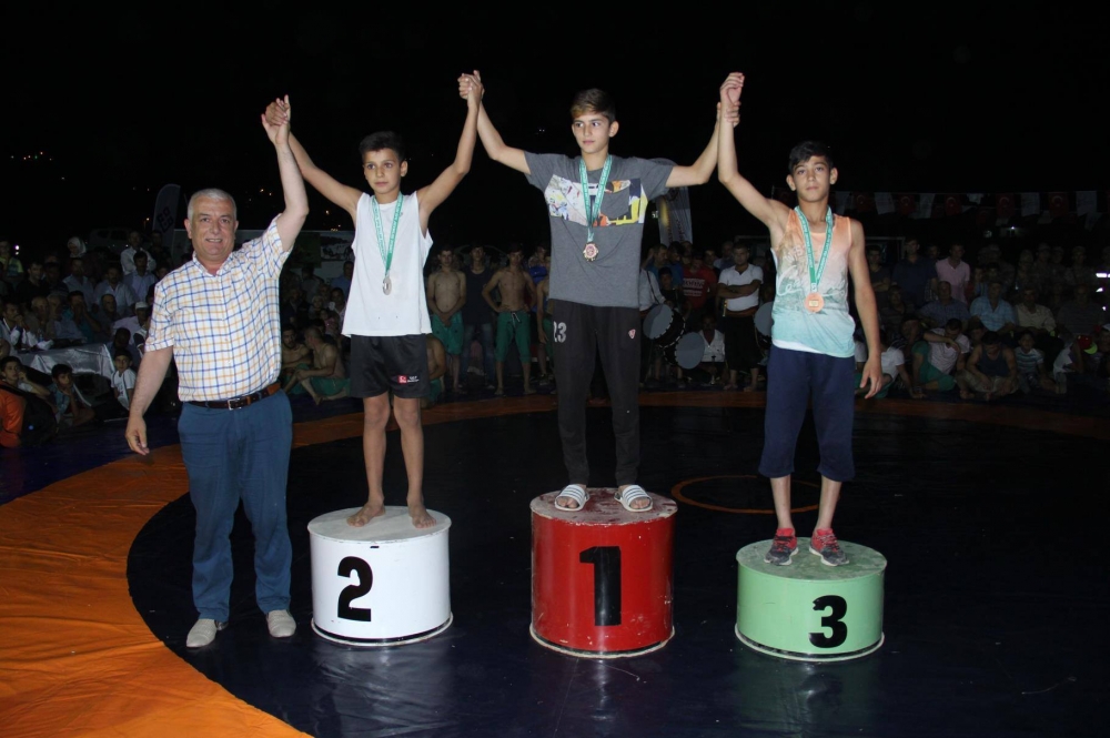 60 YILDIR YAPILMAYAN GECE GÜREŞİNİ ‘‘ILICA’’DA BAŞLATTILAR 10