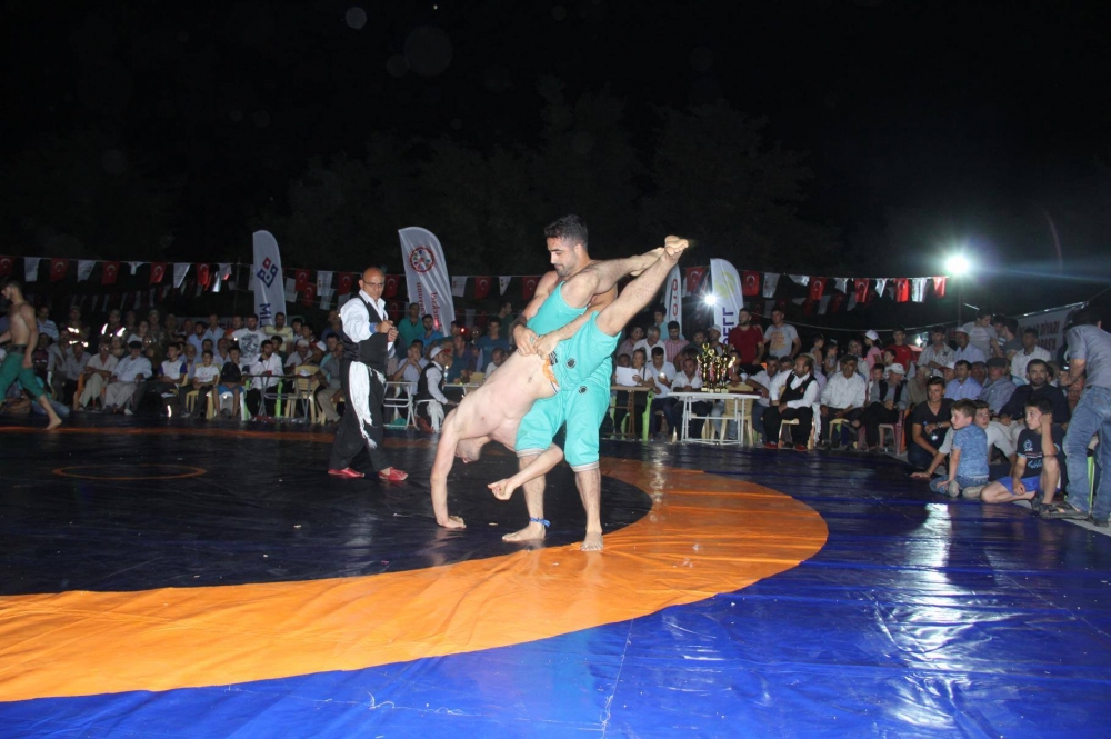 60 YILDIR YAPILMAYAN GECE GÜREŞİNİ ‘‘ILICA’’DA BAŞLATTILAR 11