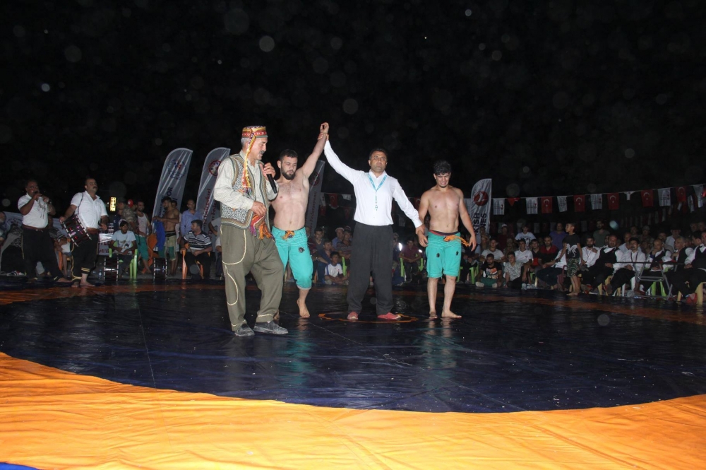 60 YILDIR YAPILMAYAN GECE GÜREŞİNİ ‘‘ILICA’’DA BAŞLATTILAR 12