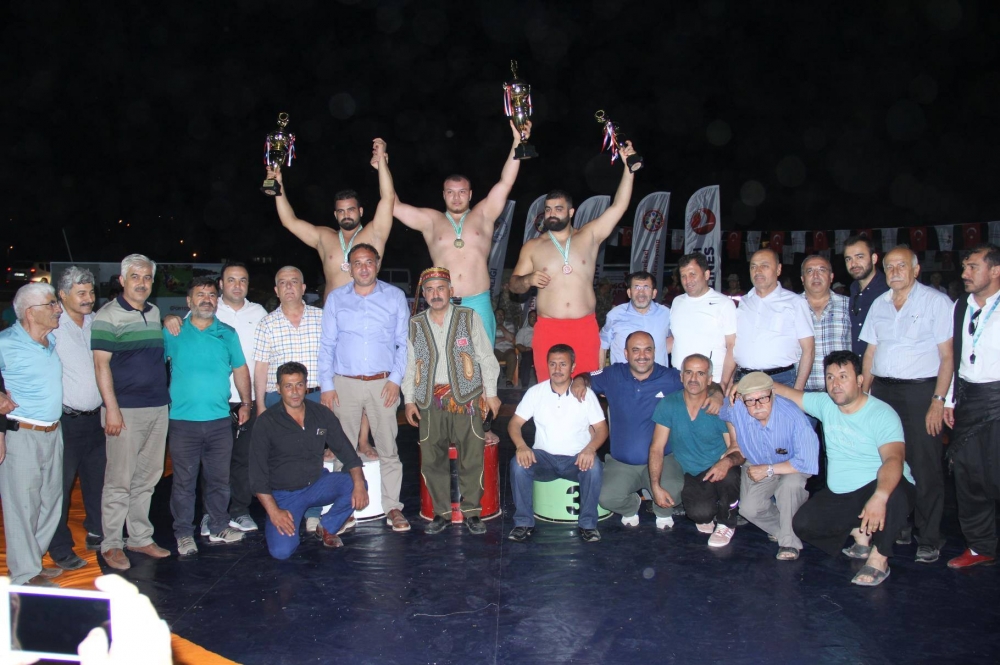 60 YILDIR YAPILMAYAN GECE GÜREŞİNİ ‘‘ILICA’’DA BAŞLATTILAR 13