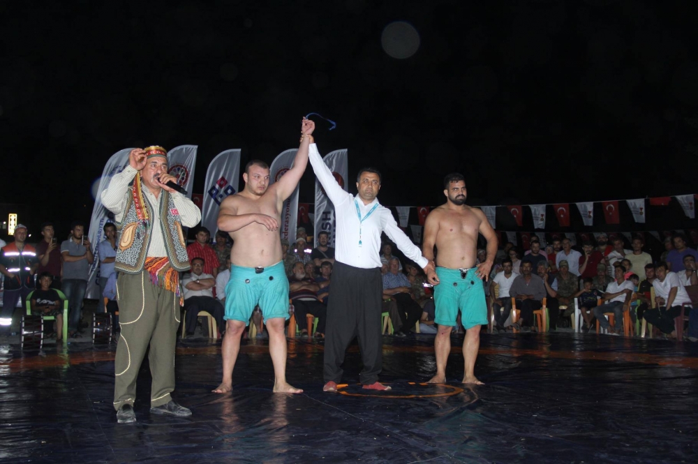 60 YILDIR YAPILMAYAN GECE GÜREŞİNİ ‘‘ILICA’’DA BAŞLATTILAR 2