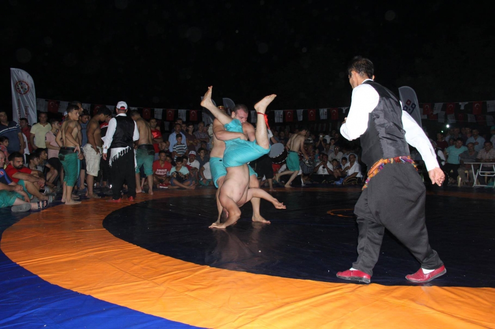 60 YILDIR YAPILMAYAN GECE GÜREŞİNİ ‘‘ILICA’’DA BAŞLATTILAR 3