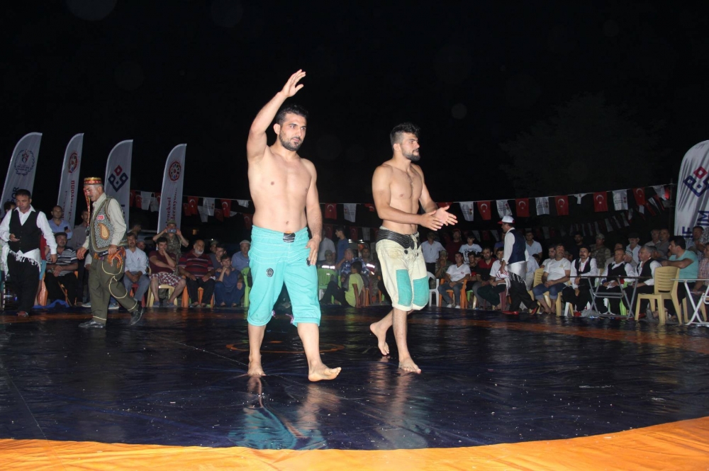 60 YILDIR YAPILMAYAN GECE GÜREŞİNİ ‘‘ILICA’’DA BAŞLATTILAR 4