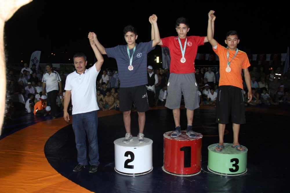 60 YILDIR YAPILMAYAN GECE GÜREŞİNİ ‘‘ILICA’’DA BAŞLATTILAR 5