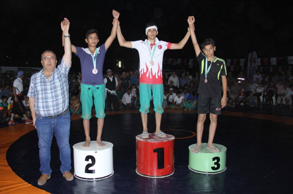 60 YILDIR YAPILMAYAN GECE GÜREŞİNİ ‘‘ILICA’’DA BAŞLATTILAR 9