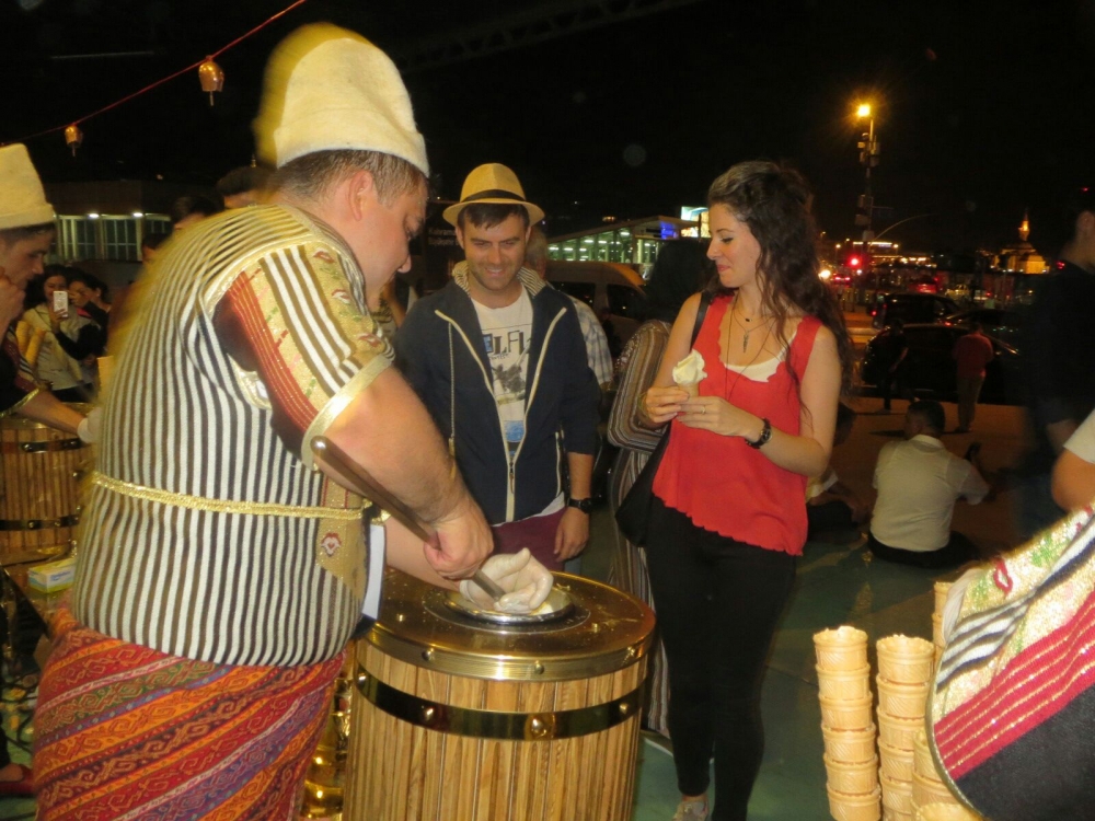 DONDURMA TIRI İSTANBUL ÜSKÜDAR MEYDANINDA 1