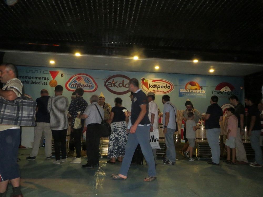 DONDURMA TIRI İSTANBUL ÜSKÜDAR MEYDANINDA 10