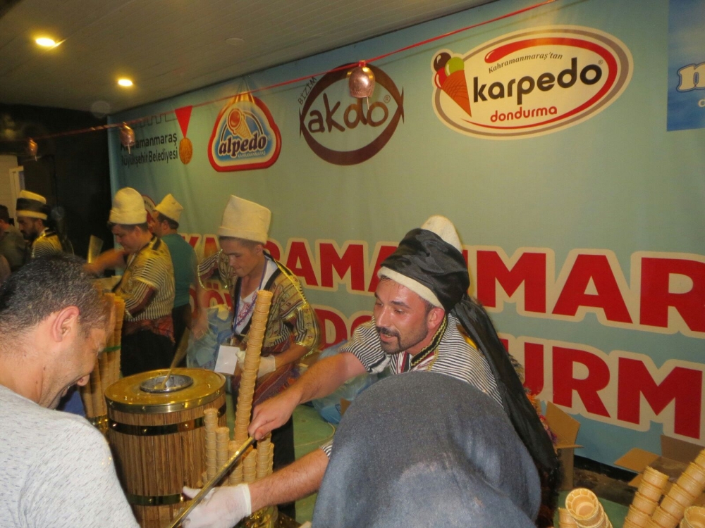 DONDURMA TIRI İSTANBUL ÜSKÜDAR MEYDANINDA 13