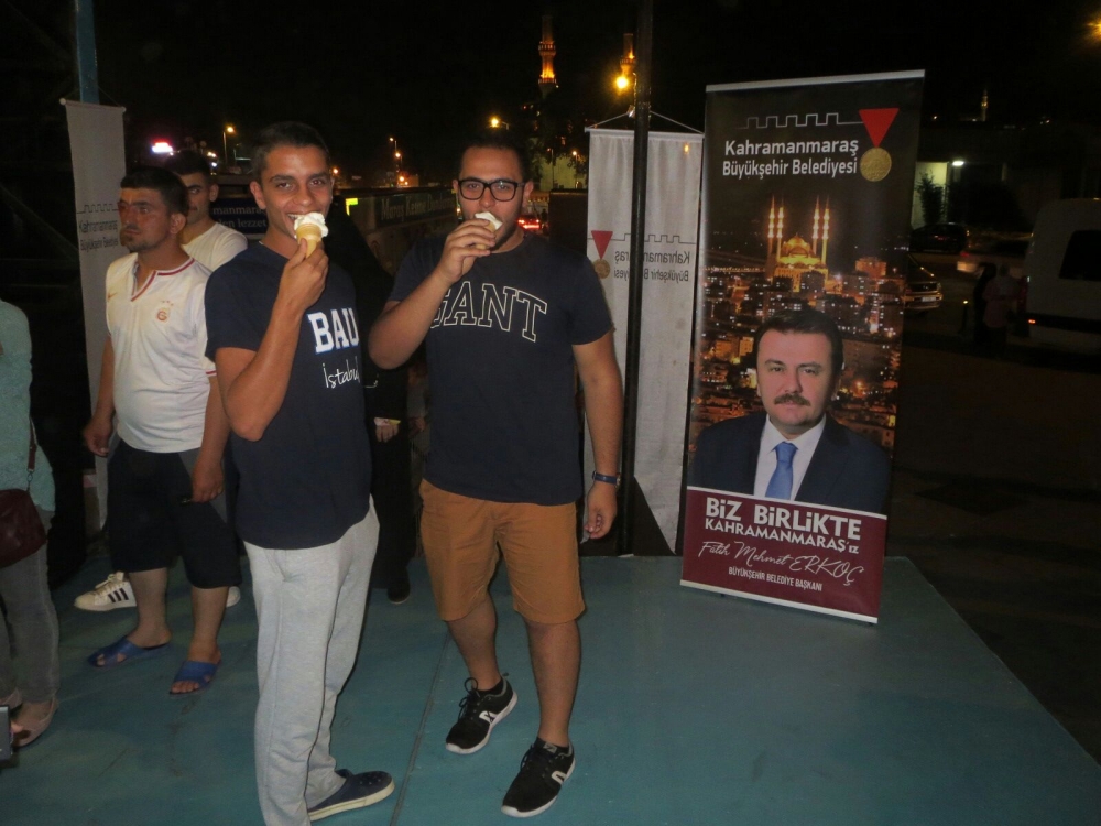 DONDURMA TIRI İSTANBUL ÜSKÜDAR MEYDANINDA 2