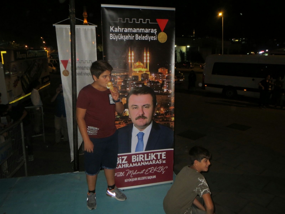 DONDURMA TIRI İSTANBUL ÜSKÜDAR MEYDANINDA 3