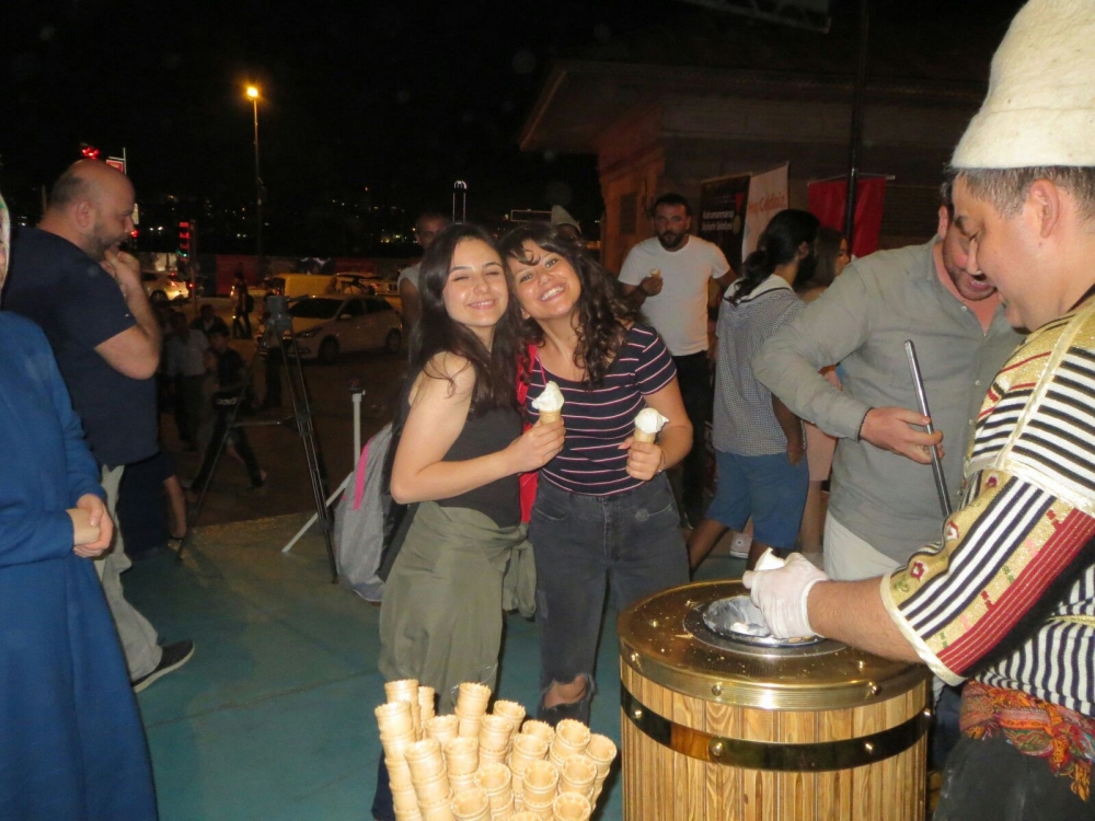 DONDURMA TIRI İSTANBUL ÜSKÜDAR MEYDANINDA 4