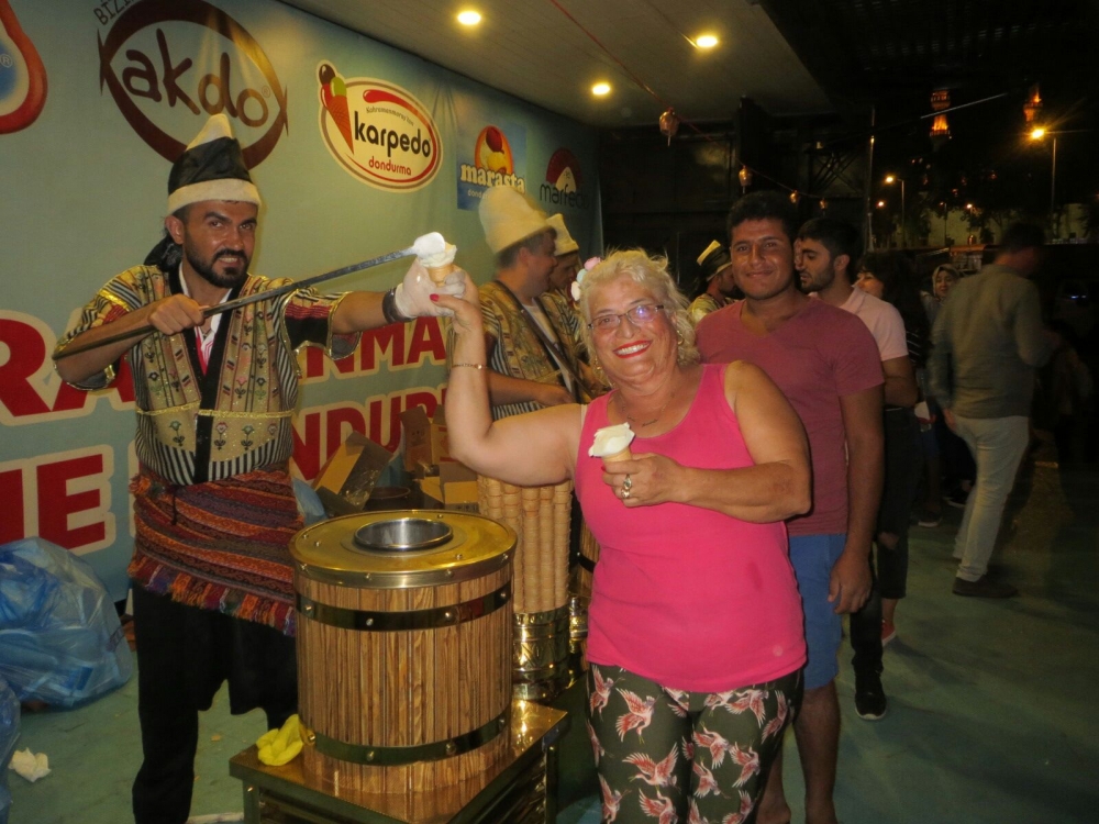 DONDURMA TIRI İSTANBUL ÜSKÜDAR MEYDANINDA 5